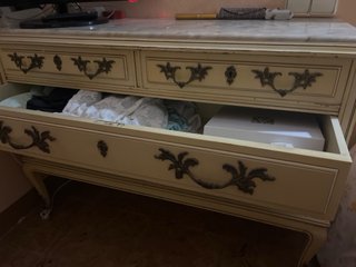 Cómoda de madera con tapa de mármol