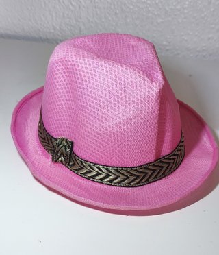 Gorro rosa con cinta decorativa