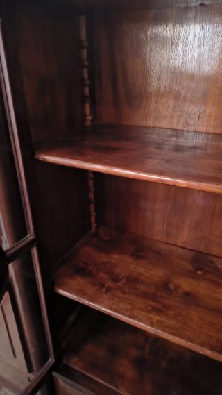 Armario de madera con puertas de cristal