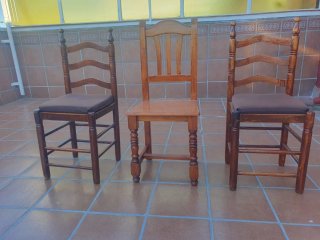 4 sillas de comedor blancas y 3 sillas madera