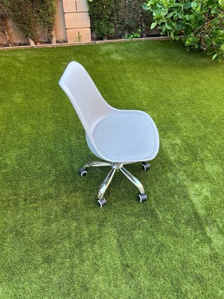 Silla giratoria de oficina plateada y blanca