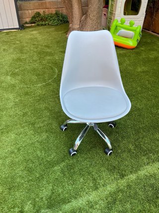 Silla giratoria de oficina plateada y blanca
