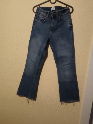 Pantalón vaquero flare deshilachado