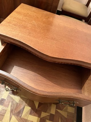 Mesita de noche antigua de madera