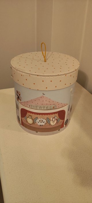 Caja decorativa infantil redonda de cartón