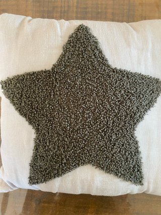 Cojín decorativo estrella beige y gris