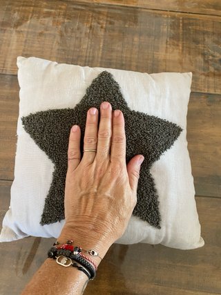 Cojín decorativo estrella beige y gris