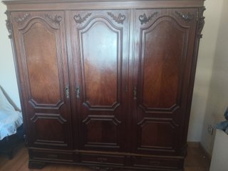Armario de madera de castaño