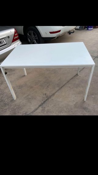 Mesa blanca madera y patas metálicas