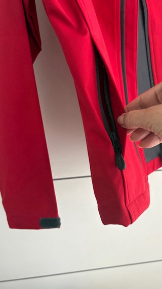Chaqueta cortavientos roja como nueva