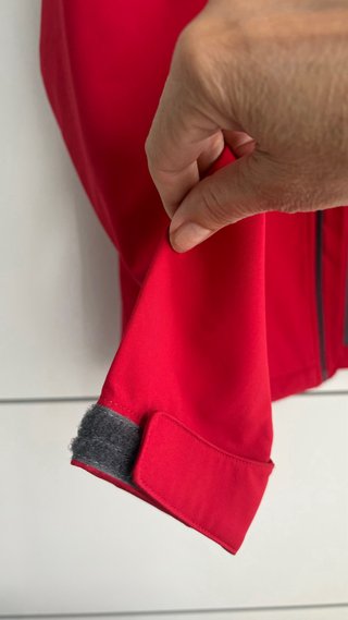 Chaqueta cortavientos roja como nueva