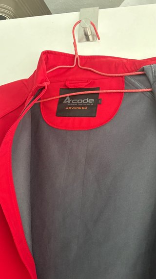 Chaqueta cortavientos roja como nueva