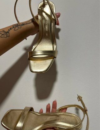 Sandalias Stradivarius doradas
