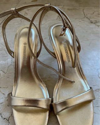 Sandalias Stradivarius doradas