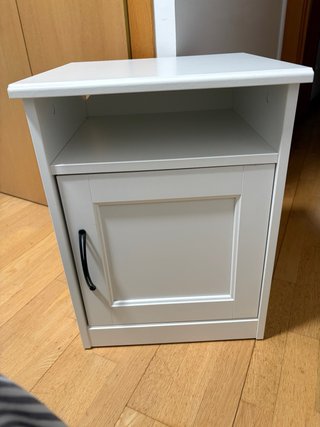 Mesita de noche blanca con puerta