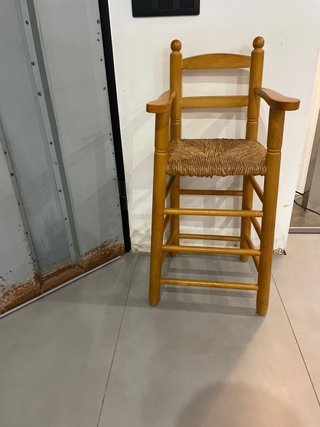 Trona de madera para bebé
