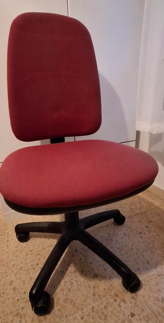 3 Sillas de Oficina Grise, Negra roja por 45 las 3