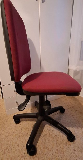 3 Sillas de Oficina Grise, Negra roja por 45 las 3