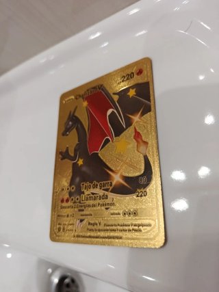 Charizard V Pokémon Card - Gold Edition