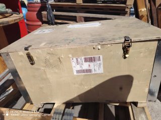 Cajón de madera con refuerzos metálicos