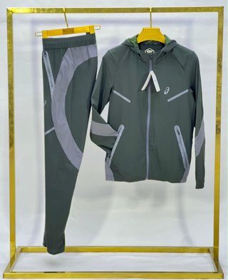 Conjunto deportivo Asics gris y negro