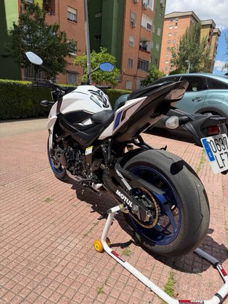 Suzuki GSX-S750 Naked Blanca y Azul