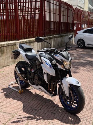 Suzuki GSX-S750 Naked Blanca y Azul
