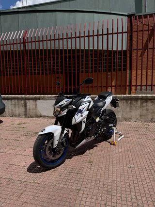Suzuki GSX-S750 Naked Blanca y Azul