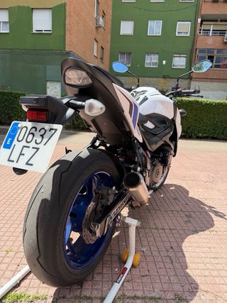 Suzuki GSX-S750 Naked Blanca y Azul