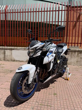 Suzuki GSX-S750 Naked Blanca y Azul
