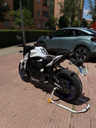 Suzuki GSX-S750 Naked Blanca y Azul