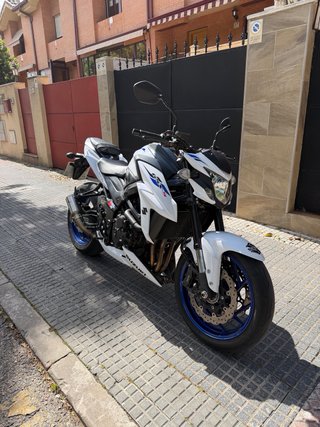 Suzuki GSX-S750 Naked Blanca y Azul