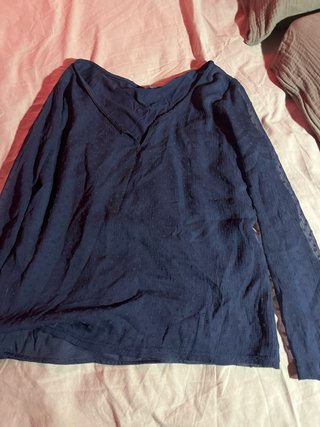 Blusa azul marino con mangas transparentes