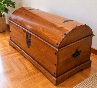 Baúl de madera maciza con herrajes