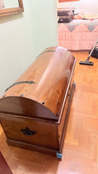 Baúl de madera maciza con herrajes