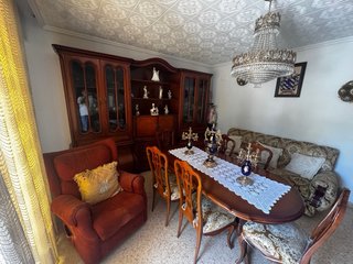 Mesa comedor y sillas clásicas
