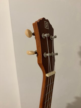 Ukelele de madera oscura
