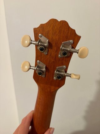 Ukelele de madera oscura