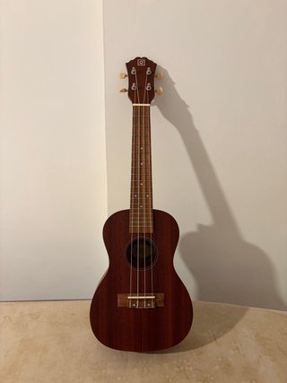 Ukelele de madera oscura