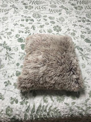 Cojines peludos beige y azul