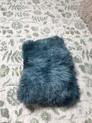 Cojines peludos beige y azul