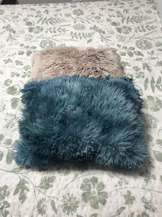 Cojines peludos beige y azul