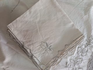 Set tovaglia e tovaglioli ricamati