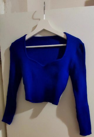 Suéter azul escote corazón manga larga