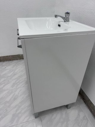 Mueble de baño con lavabo blanco