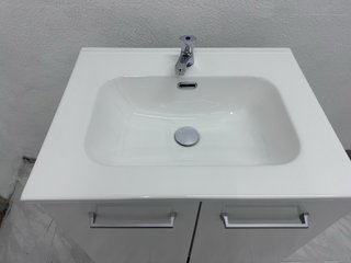Mueble de baño con lavabo blanco