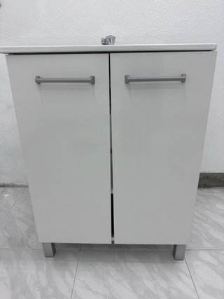 Mueble de baño con lavabo blanco