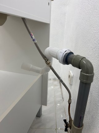 Mueble de baño con lavabo blanco