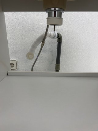 Mueble de baño con lavabo blanco
