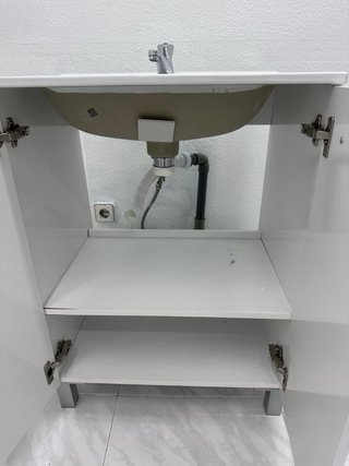Mueble de baño con lavabo blanco